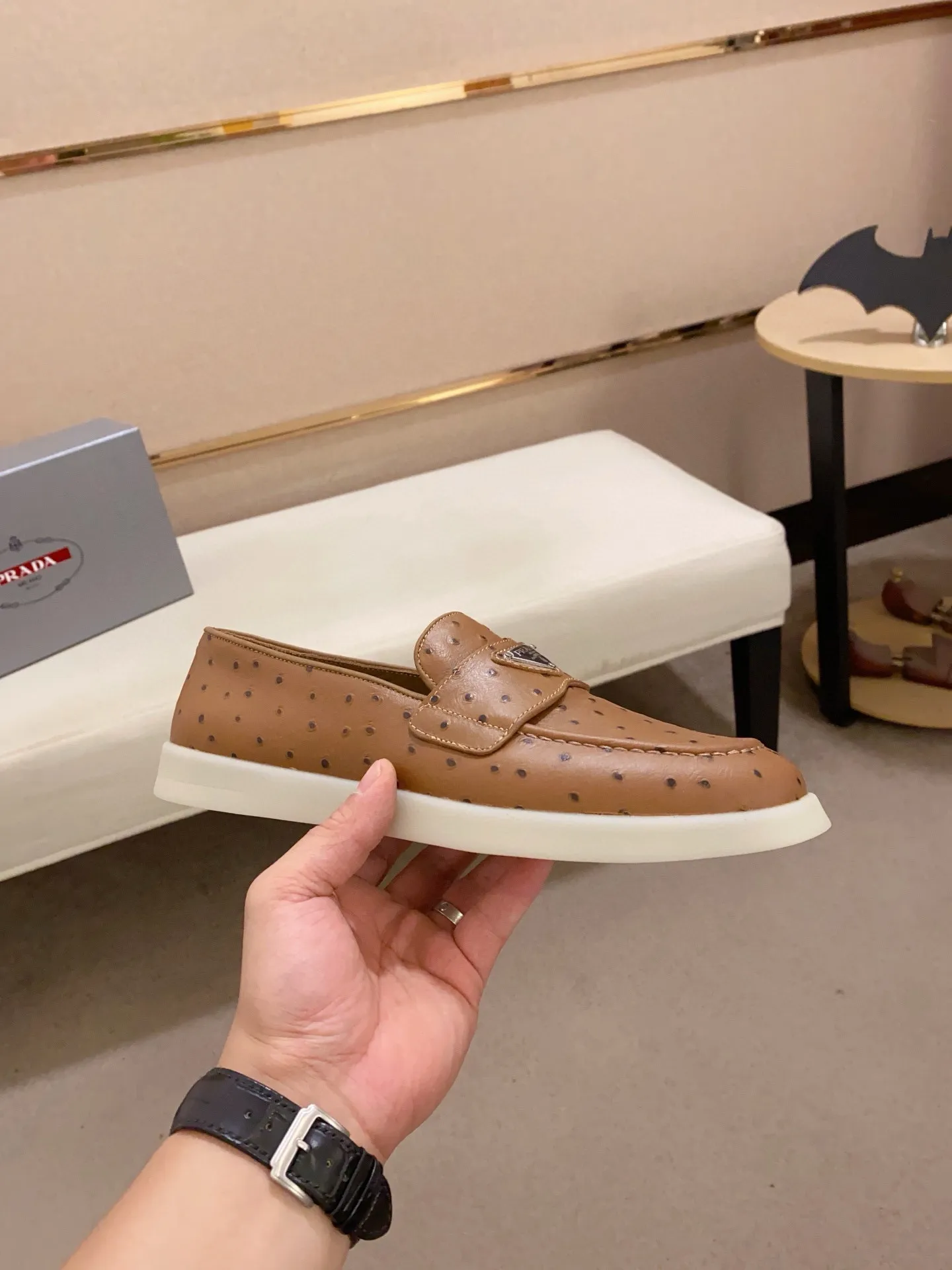 Men's shoes 💰 580💰 ✔️✔️✔️High-quality new PRADA counters are launched at the same time. The new men's shoes and 😘fabrics are selected from high-silk bald cowhide and are made by pure handicrafts. Lining: Full cowhide lining. 👍🏿 High-end ☄️ air-cushion molded anti-slip rubber outsole, exquisite lines, simple and elegant, comfortable and high-end for leisure travel. Code number: 38 to 44 (45 can be customized)